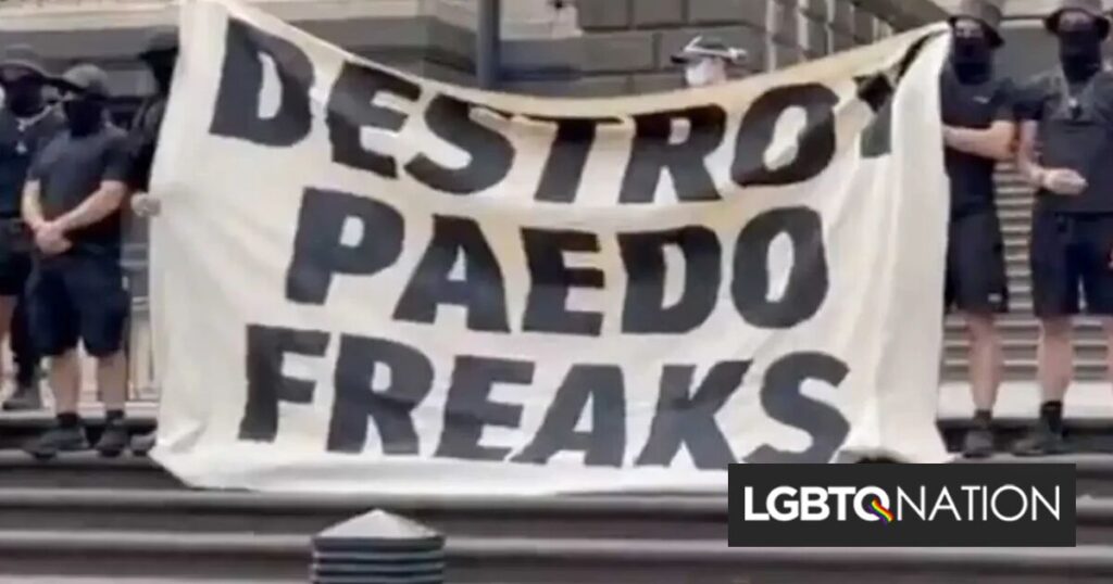 Ce rassemblement anti-trans a attiré tellement de nazis que le gouvernement de l’État annonce qu’il interdira le salut nazi Ce rassemblement anti-trans a attiré tellement de nazis que le gouvernement de l'État annonce qu'il interdira le salut nazi