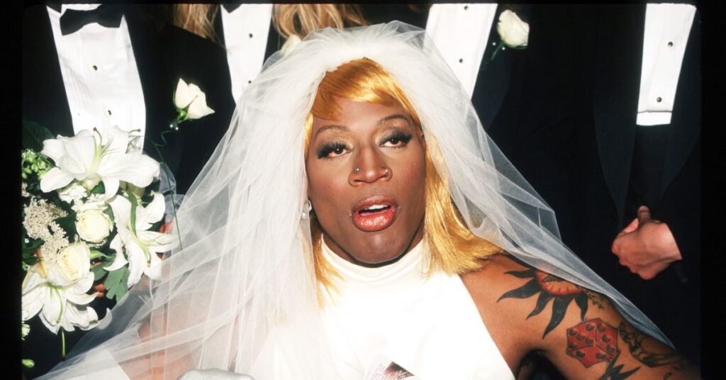 Dennis Rodman s’est présenté à un spectacle de dragsters à Chicago et a donné un pourboire de 100 $ à l’un des artistes Dennis Rodman s'est présenté à un spectacle de dragsters à Chicago et a donné un pourboire de 100 $ à l'un des artistes