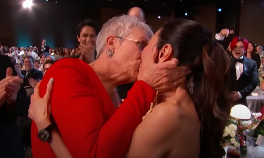 Jamie Lee Curtis a passionnément embrassé Michelle Yeoh aux SAG Awards Jamie Lee Curtis Passionately Kissed Michelle Yeoh at the SAG Awards