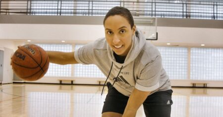 La pionnière Layshia Clarendon s'est concentrée sur un retour de la WNBA tout en aidant les personnes trans et non binaires