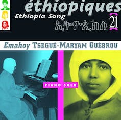 Une couverture d'album avec une jeune femme portant un foulard et une femme âgée jouant du piano.