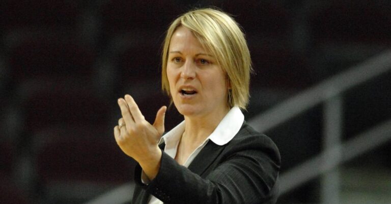 Le nombre d'entraîneurs sortants dans le basketball universitaire féminin a explosé.  Pourquoi?