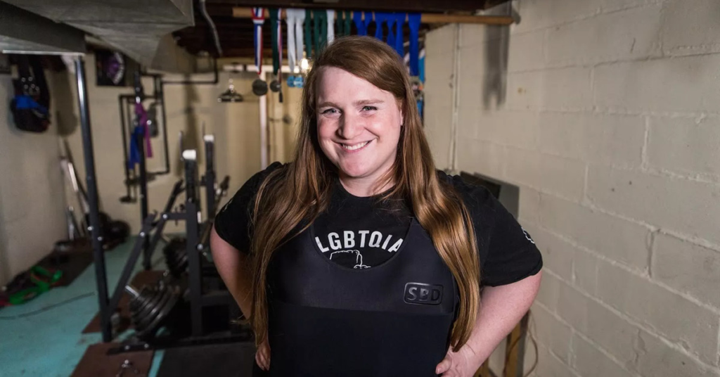 Le powerlifter trans JayCee Cooper remporte un procès pour discrimination contre USA Powerlifting Le powerlifter trans JayCee Cooper remporte un procès pour discrimination contre USA Powerlifting