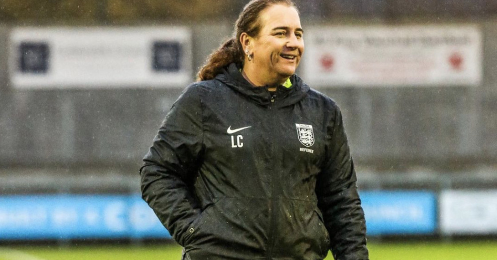 Le premier arbitre de football transgenre d’Angleterre est la vedette d’un nouveau documentaire Le premier arbitre de football transgenre d'Angleterre est la vedette d'un nouveau documentaire