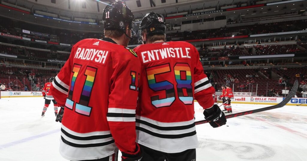 Les Blackhawks de Chicago abandonnent les maillots Pride et blâment les lois anti-gay russes Les Blackhawks de Chicago abandonnent les maillots Pride et blâment les lois anti-gay russes