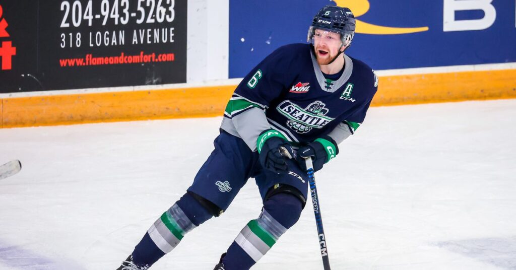 Les coéquipiers de Luke Prokop ont mis du ruban arc-en-ciel sur leurs bâtons pour le soutenir lors de la Pride Night lancée par les fans Les coéquipiers de Luke Prokop ont mis du ruban arc-en-ciel sur leurs bâtons pour le soutenir lors de la Pride Night lancée par les fans