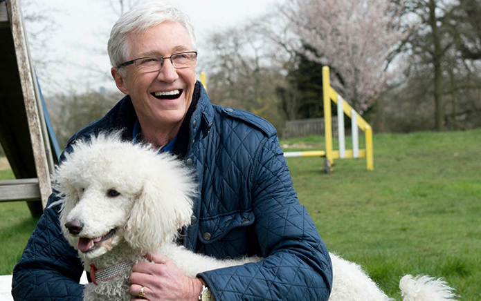 Les hommages affluent pour le pionnier "drôle et intrépide" Paul O'Grady