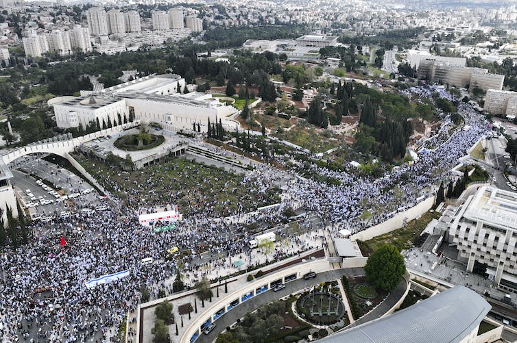 Quels sont les enjeux alors que les manifestations secouent Israël : 3 lectures essentielles sur la démocratie, la sécurité et les droits de l'homme