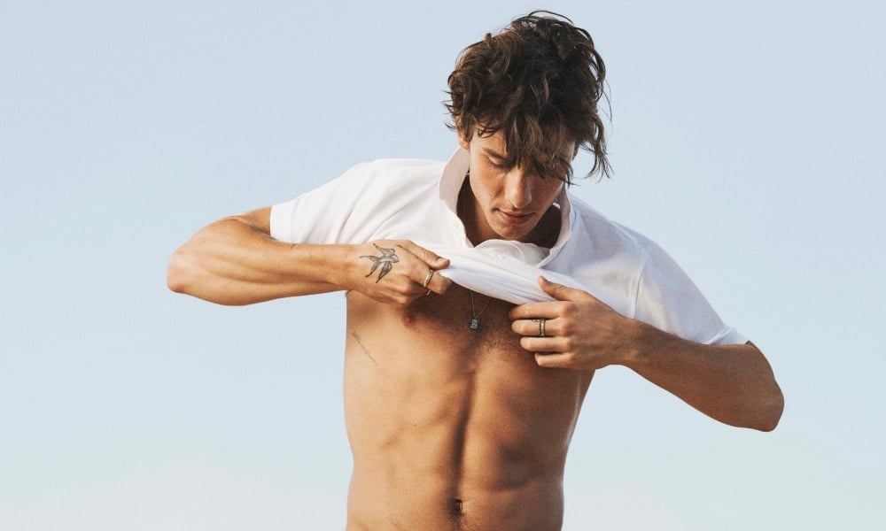 Twitter interprète le tatouage de Shawn Mendes comme un queer dans la publicité nue de Tommy Hilfiger Shawn Mendes for Tommy HIlfiger