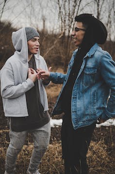 deux jeunes hommes plaisantant entre eux