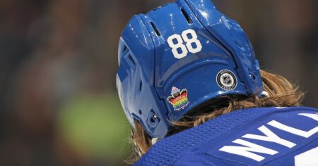 Chandails de fierté, décalcomanies, un spectacle de dragsters : les Maple Leafs de Toronto et les Jets de Winnipeg font la nuit de la fierté