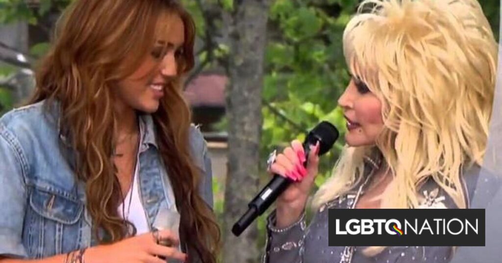 Le district scolaire punit un enseignant pour avoir révélé l’interdiction de « Rainbowland » de Miley Cyrus et Dolly Parton Le district scolaire punit un enseignant pour avoir révélé l'interdiction de "Rainbowland" de Miley Cyrus et Dolly Parton