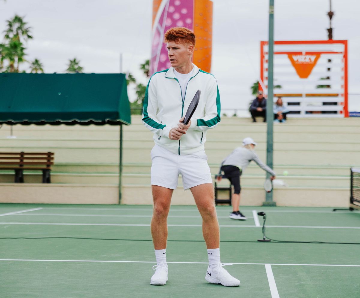 Zack Taylor se tient sur un terrain de pickleball.