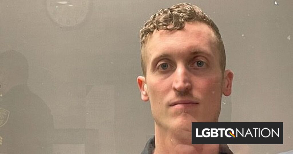 Un homme perturbé arrêté après avoir menacé d’abattre le drapeau de la fierté et de le brûler Un homme perturbé arrêté après avoir menacé d'abattre le drapeau de la fierté et de le brûler