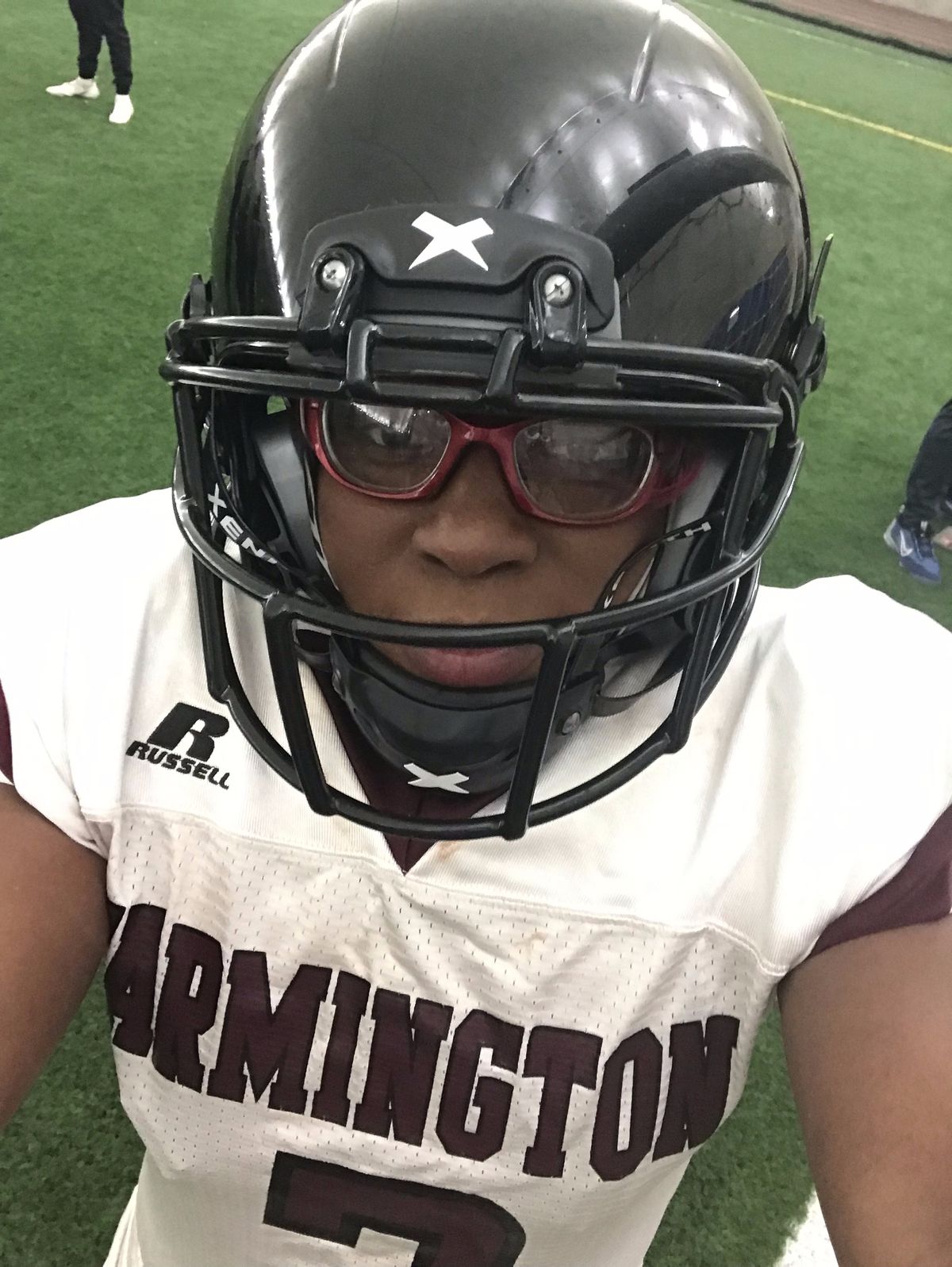 Un joueur de football féminin dans un gros plan en tenue de football.