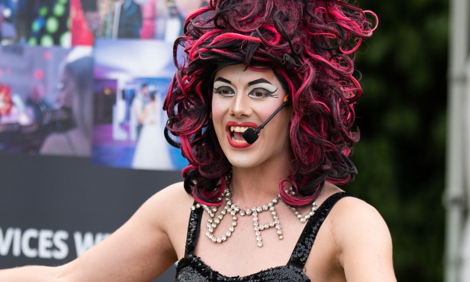 L’animatrice de Drag Queen Story Hour, Aida H Dee, menacée d’un « maillet dans le crâne » Drag artist Aida H Dee during a Drag Queen Story Hour UK event.