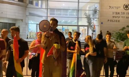 On Wednesday (19 April) protestors gathered outside Tel Aviv’s police headquarters to condemn the service for closing an investigation into a homophobic attack just 10 days after it was launched. (Twitter/@bar_peleg)