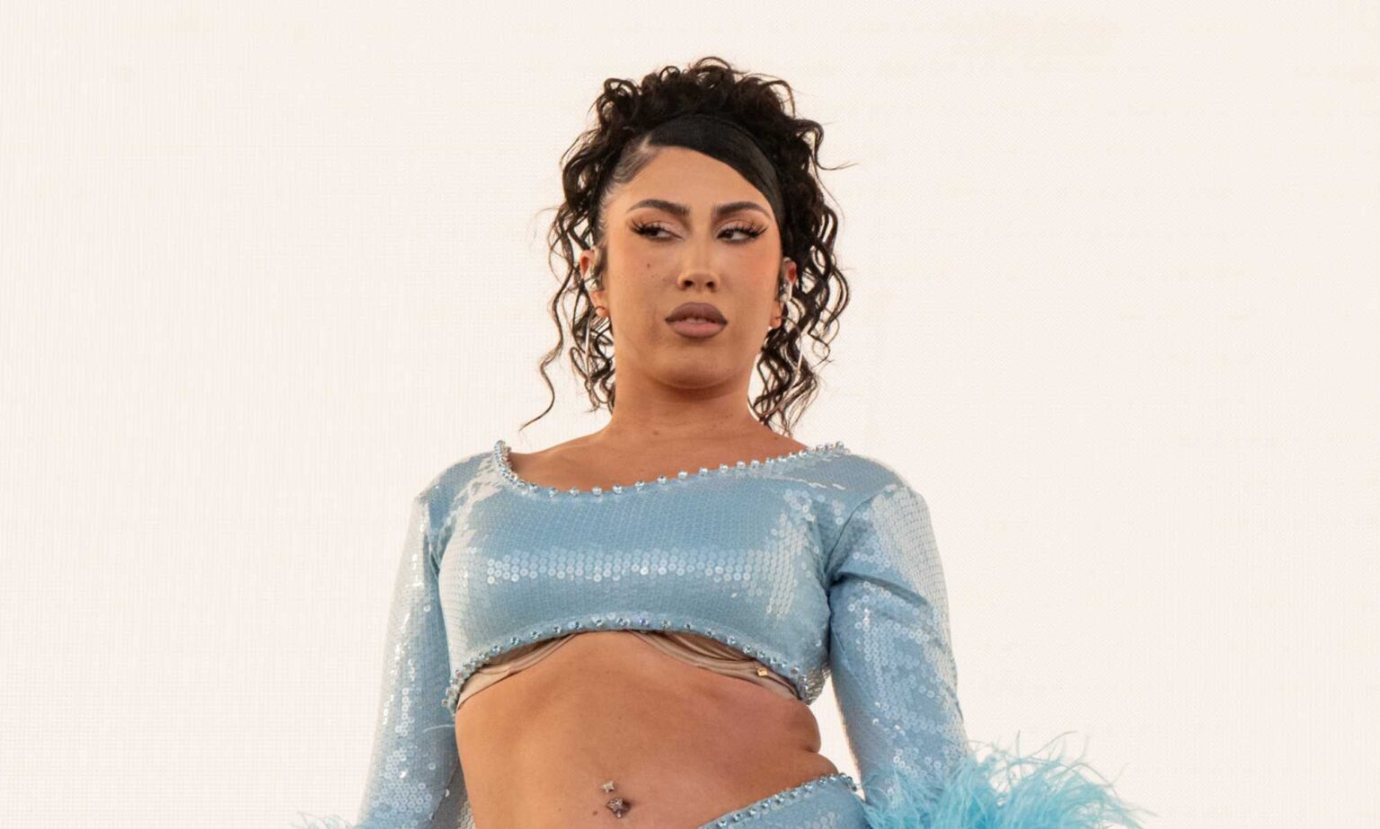 Kali Uchis crie littéralement «droits des homosexuels» lors de la performance de Coachella 2023 Kali Uchis crie littéralement «droits des homosexuels» lors de la performance de Coachella 2023