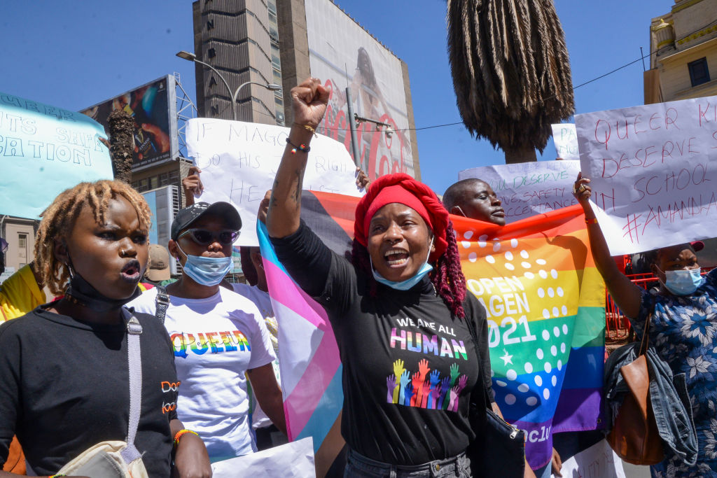 Les réfugiés LGBTQ+ risquent d’être expulsés du Kenya en vertu d’un nouveau projet de loi cruel contre l’homosexualité Demonstrators hold placards and chant slogans during the protest in Nairobi.
