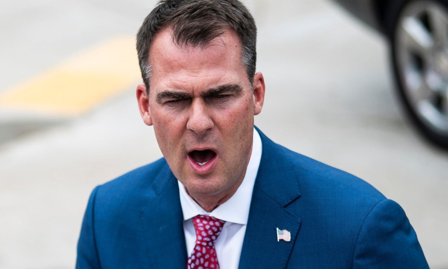 L’Oklahoma adopte une interdiction «anti-science» des soins de santé affirmant le genre pour les jeunes trans Oklahoma governor Kevin Stitt speaking to press.