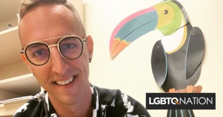 Après avoir fait face à la discrimination, le Dr Jon est devenu le médecin gay dont chaque personne queer a besoin