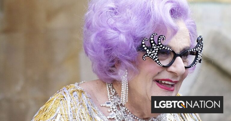 Au revoir, opossums.  Dame Edna Everage est morte.