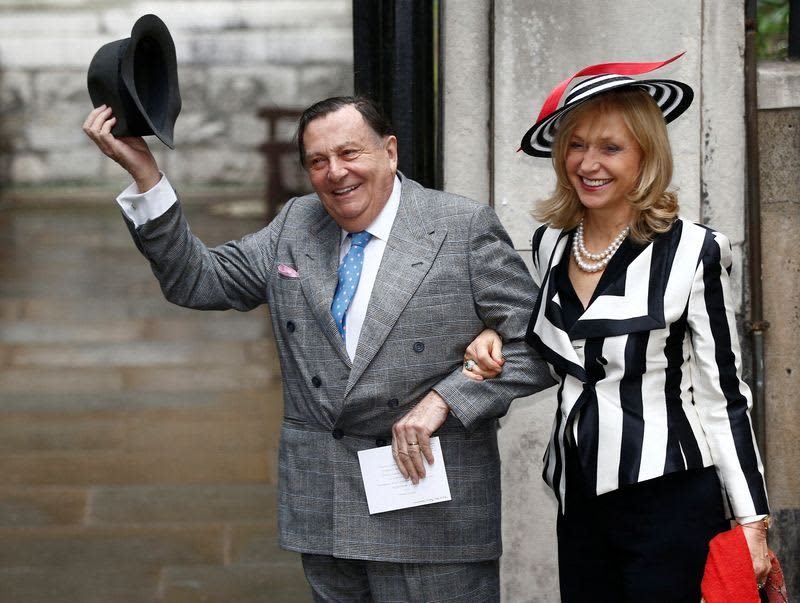 Barry Humphries, créateur de Dame Edna, décède à 89 ans 676226 origin 1