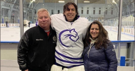 Ce joueur de hockey universitaire est sorti publiquement, en réponse aux joueurs de la LNH refusant de porter des chandails Pride