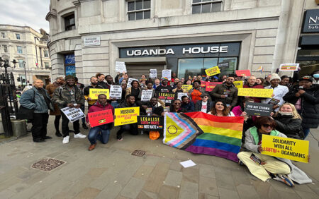 Des militants et des groupes LGBTQ+ se rassemblent à Londres pour protester contre le projet de loi anti-homosexualité ougandais