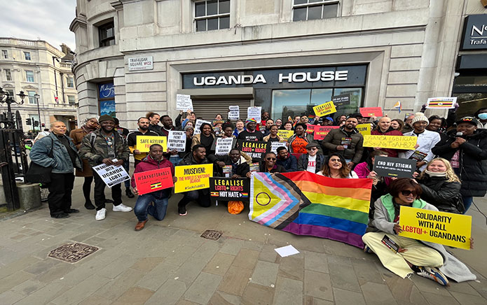 Des militants et des groupes LGBTQ+ se rassemblent à Londres pour protester contre le projet de loi anti-homosexualité ougandais