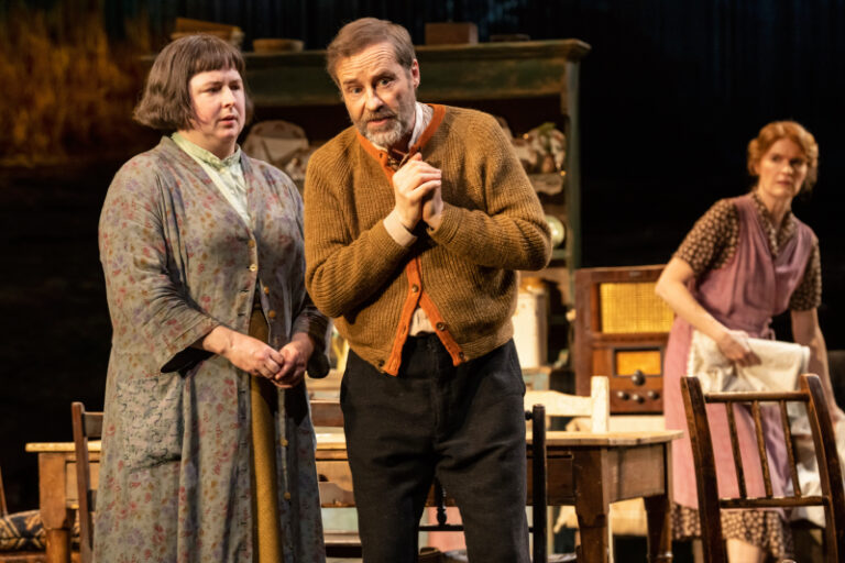 La danse de NT à Lughnasa est belle et pleine d'esprit avec un jeu d'acteur merveilleux - critique