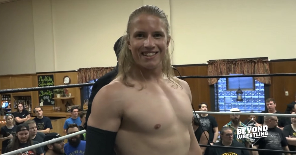 Plusieurs sociétés de lutte ont rompu leurs liens avec le lutteur professionnel Kobe Durst pour sa promotion de la transphobie Plusieurs sociétés de lutte ont rompu leurs liens avec le lutteur professionnel Kobe Durst pour sa promotion de la transphobie