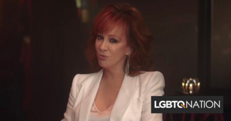 Reba McEntire claque l'interdiction anti-drag du Tennessee: "Que Dieu les bénisse pour qu'ils portent ces talons hauts"