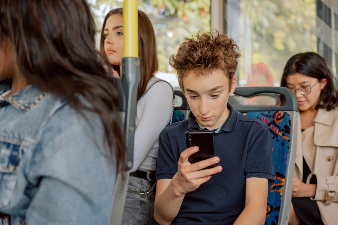 Les jeunes LGB passent plus de temps devant un écran chaque jour