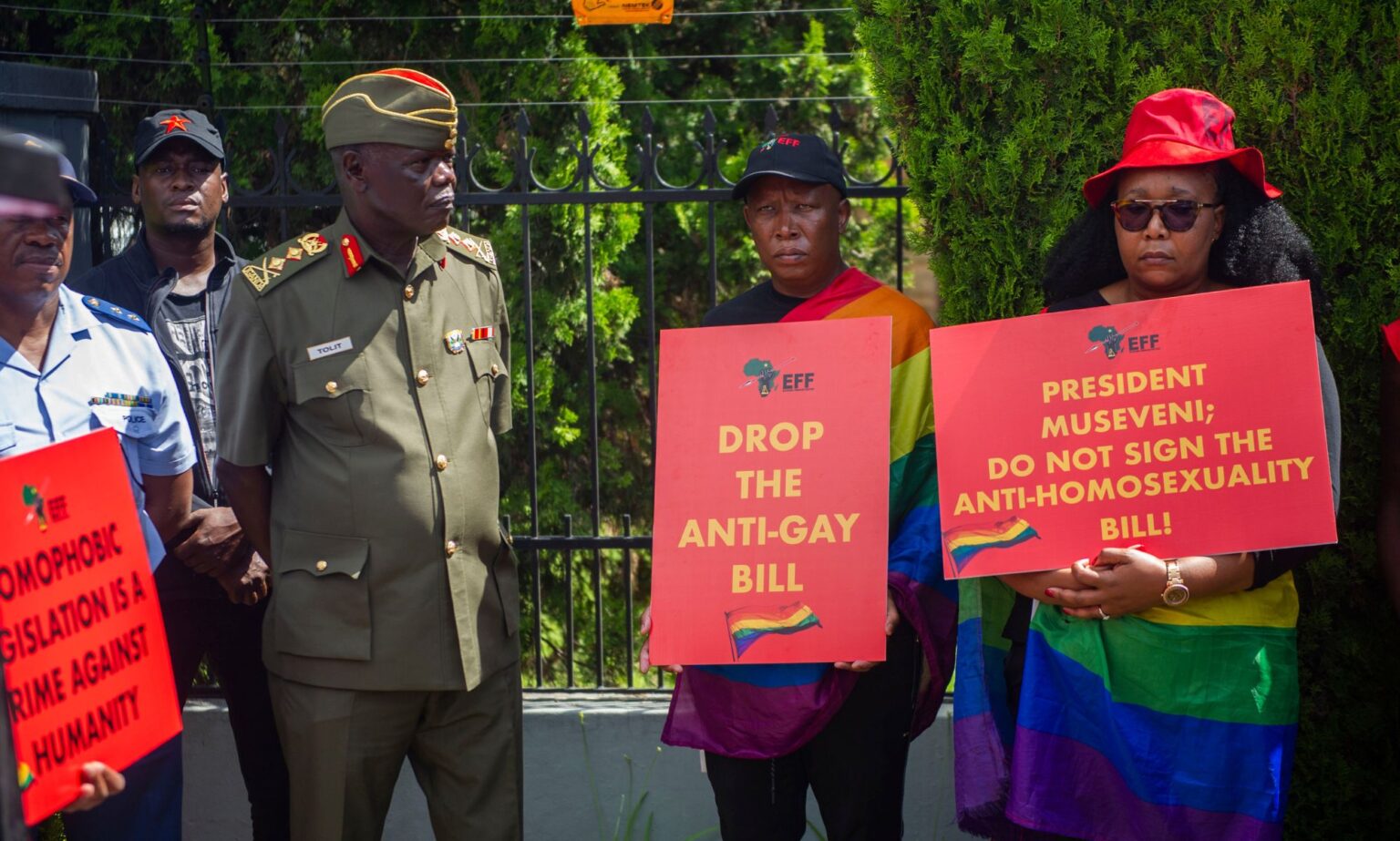 Les États-Unis reportent la réunion en Ouganda sur le programme de protection contre le VIH après l’adoption du projet de loi anti-LGBTQ+ Uganda protestors hold signs urging the president to drop the anti-gay bill.