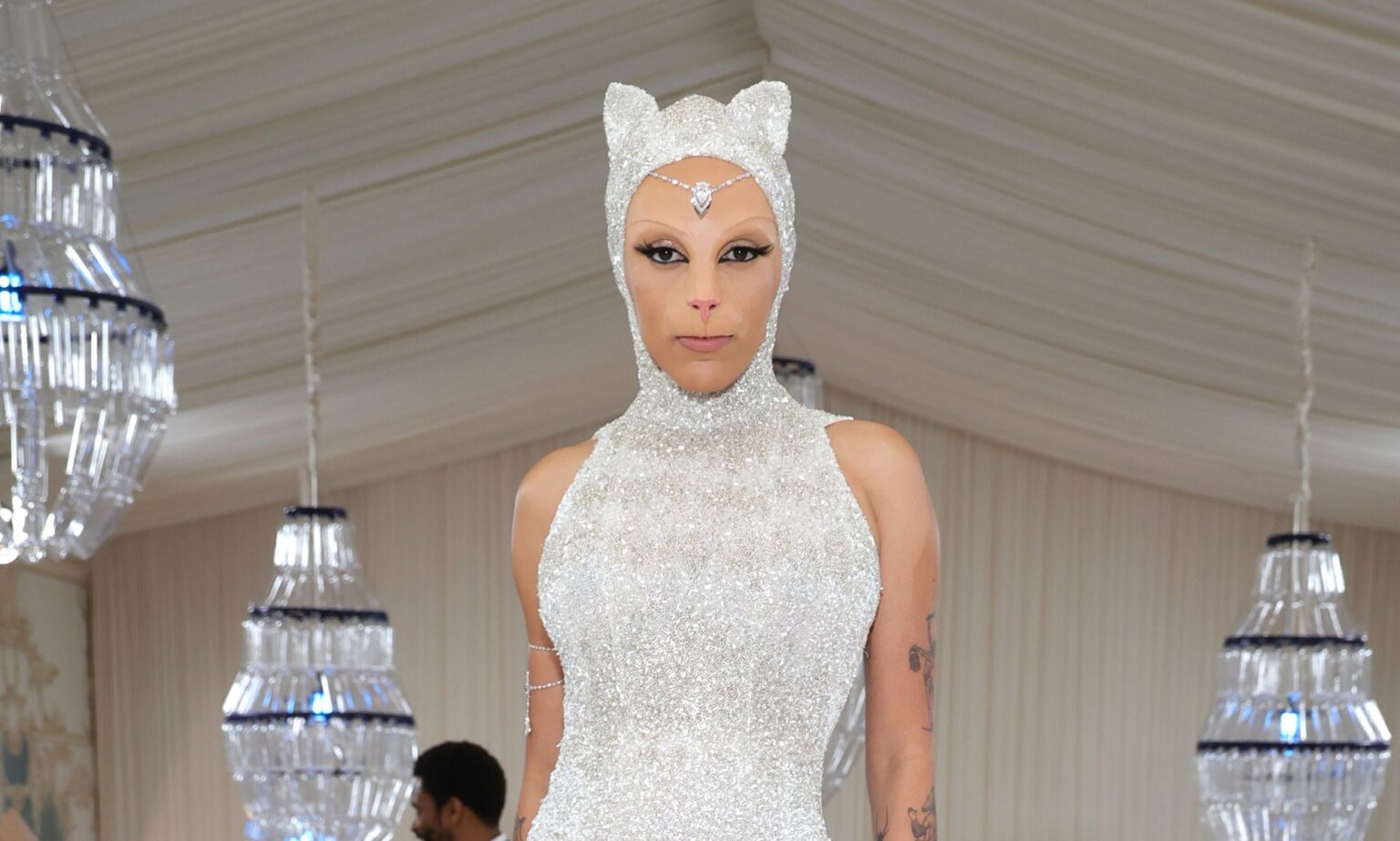 Met Gala 2023 : Doja Cat remporte le tapis rouge en donnant des interviews en tant que chat Choupette de Karl Lagerfeld Doja Cat as Karl Lagerfeld's cat Choupette at the 2023 Met Gala.