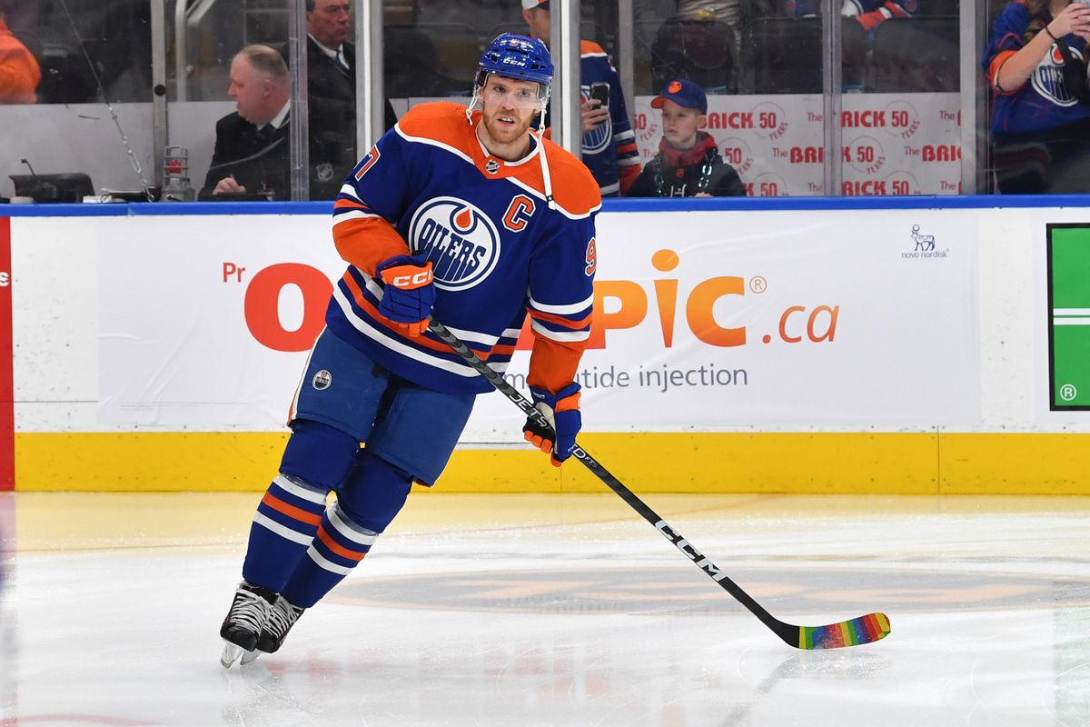 Connor McDavid des Oilers d'Edmonton patine avec du ruban de fierté