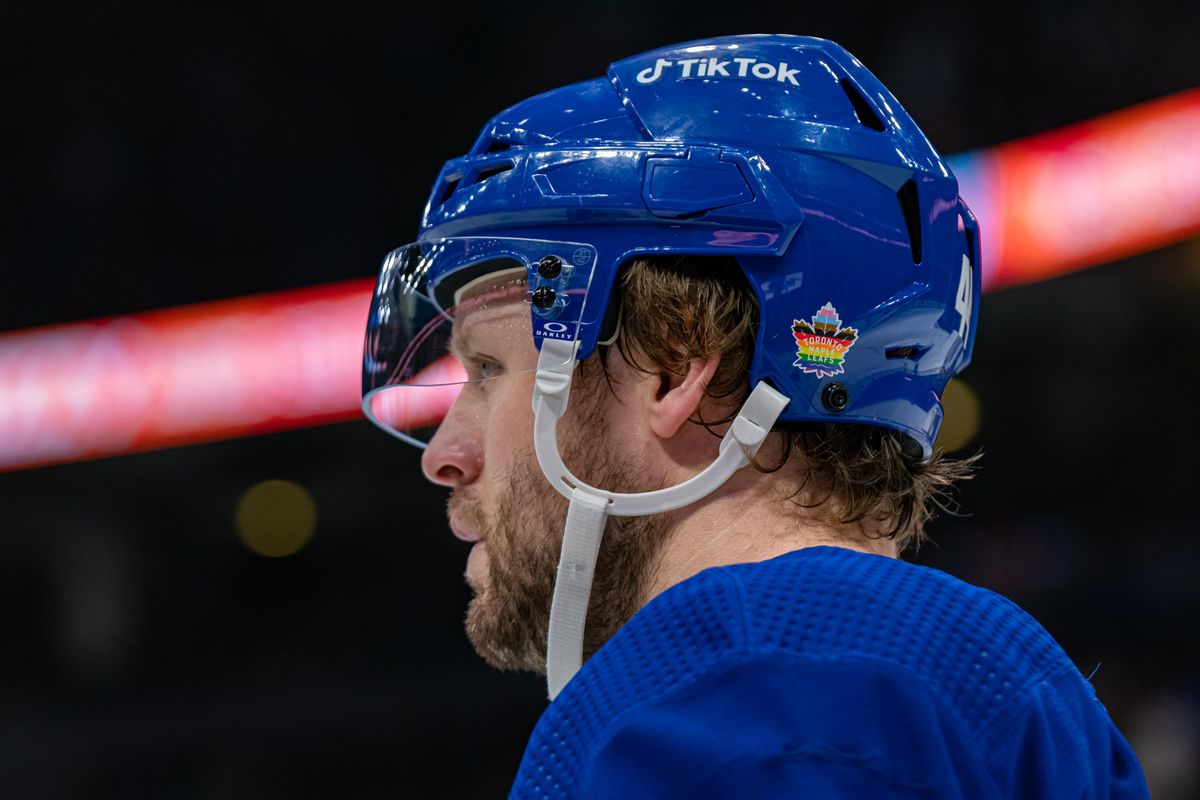 Morgan Rielly des Maple Leafs de Toronto porte un casque avec le logo des Maple Leafs de Toronto aux couleurs de l'arc-en-ciel pour célébrer la nuit de la fierté.