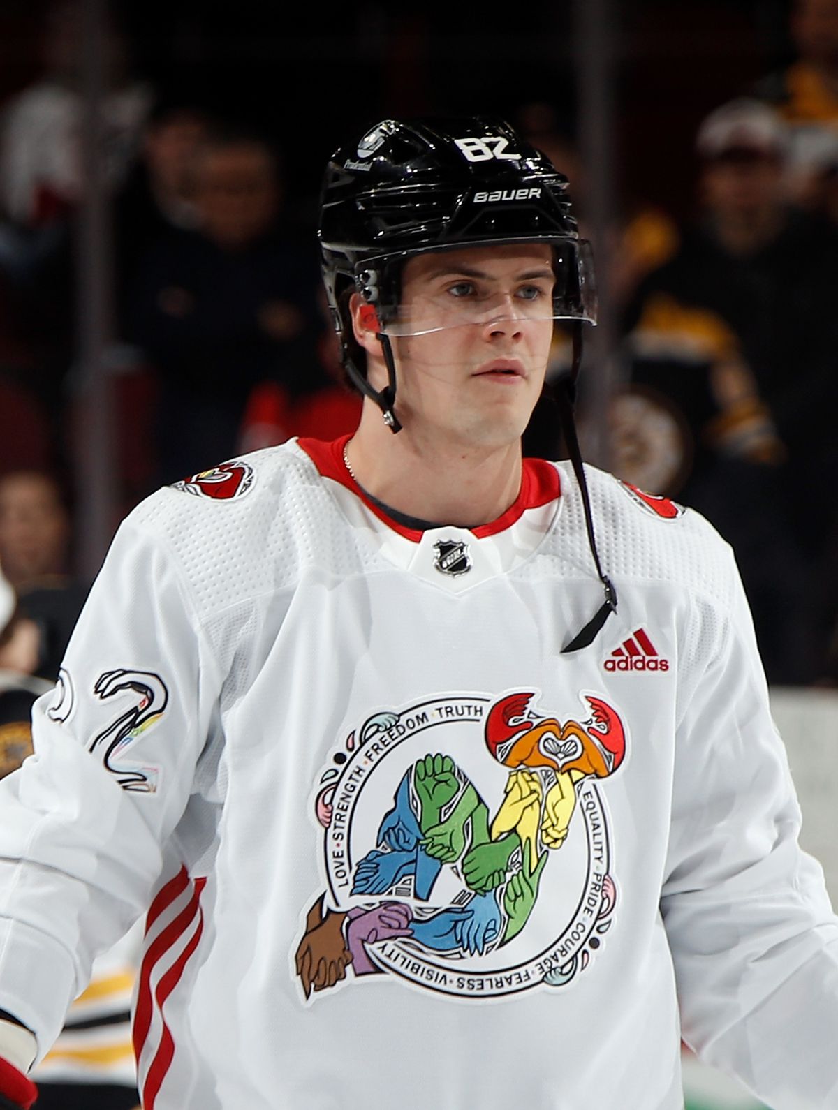 Nikita Okhotiuk des Devils du New Jersey patine lors des échauffements en portant le chandail Pride Night.