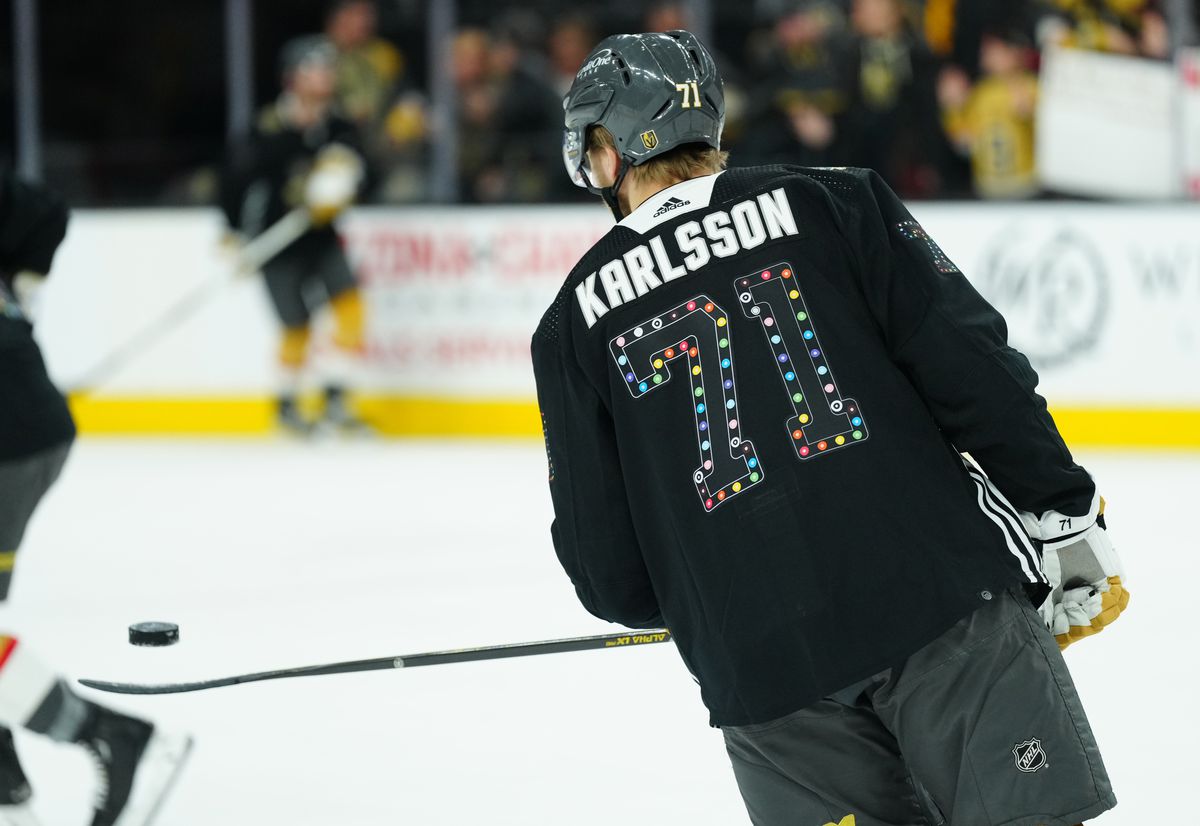 William Karlsson des Golden Knights de Vegas s'échauffe en portant un maillot Pride. 
