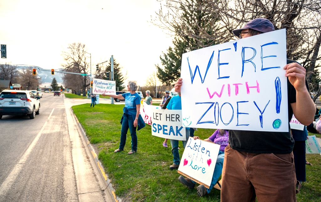 Des militants du Montana tenant des pancartes indiquant "nous sommes avec [Zooey!]"
