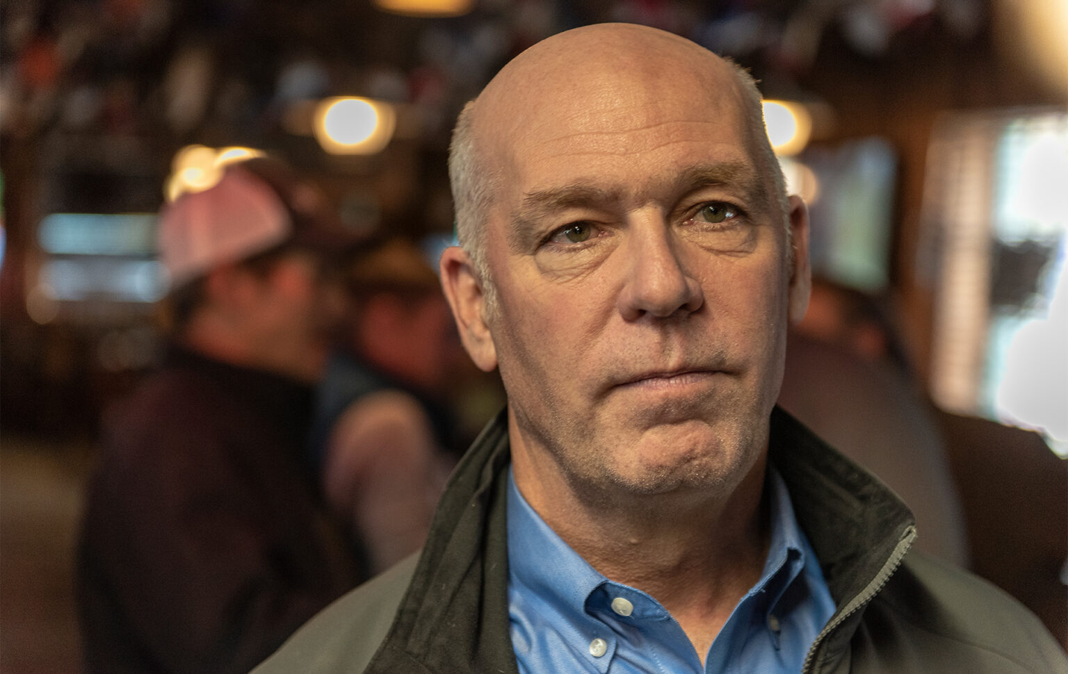 Le Montana adopte un « vague » projet de loi anti-drag qui pourrait interdire Lady Gaga et les costumes d’Halloween Montana governor Greg Gianforte wearing a jacket in a bar.