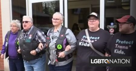 Un club de motards pour femmes protège les enfants des manifestants conservateurs à l'heure du conte drag queen