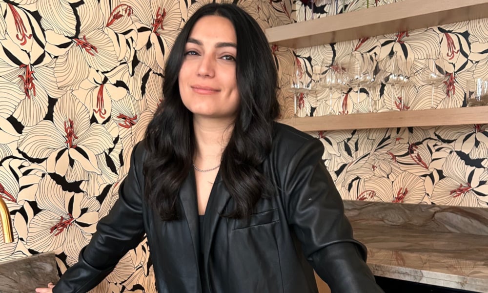 Comment l’entrepreneur queer Zoya Biglary révolutionne l’industrie du poisson cru à base de plantes Comment l'entrepreneur queer Zoya Biglary révolutionne l'industrie du poisson cru à base de plantes