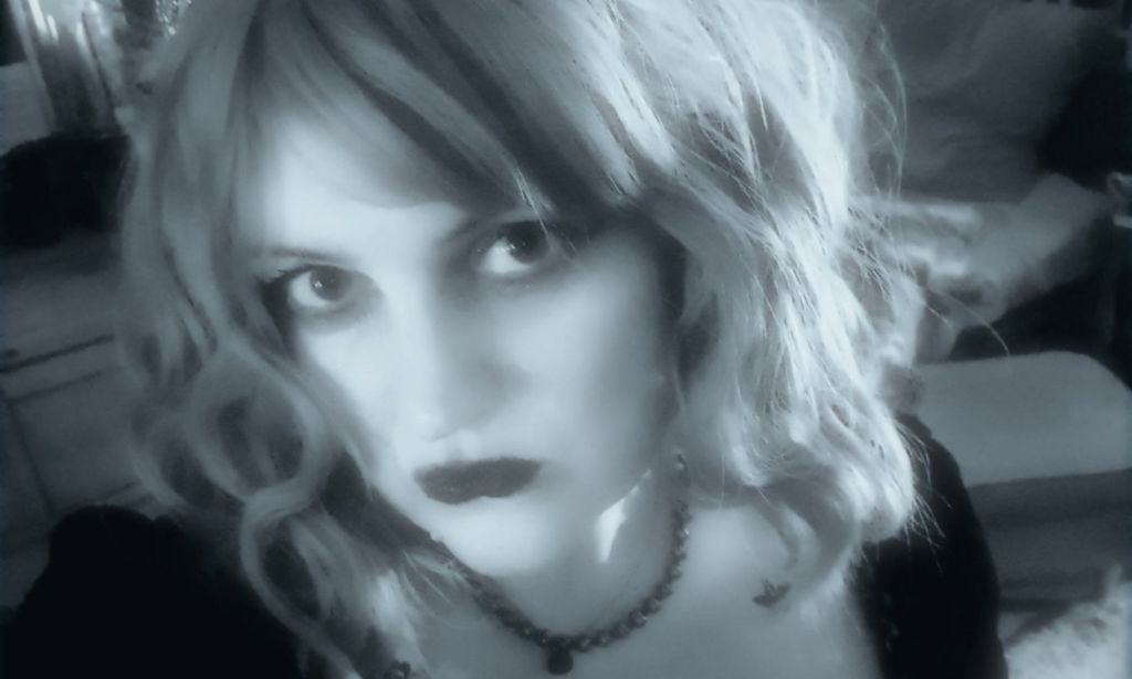 Mélanie, une princesse Diana stan, photographiée dans un selfie en noir et blanc portant un diadème.
