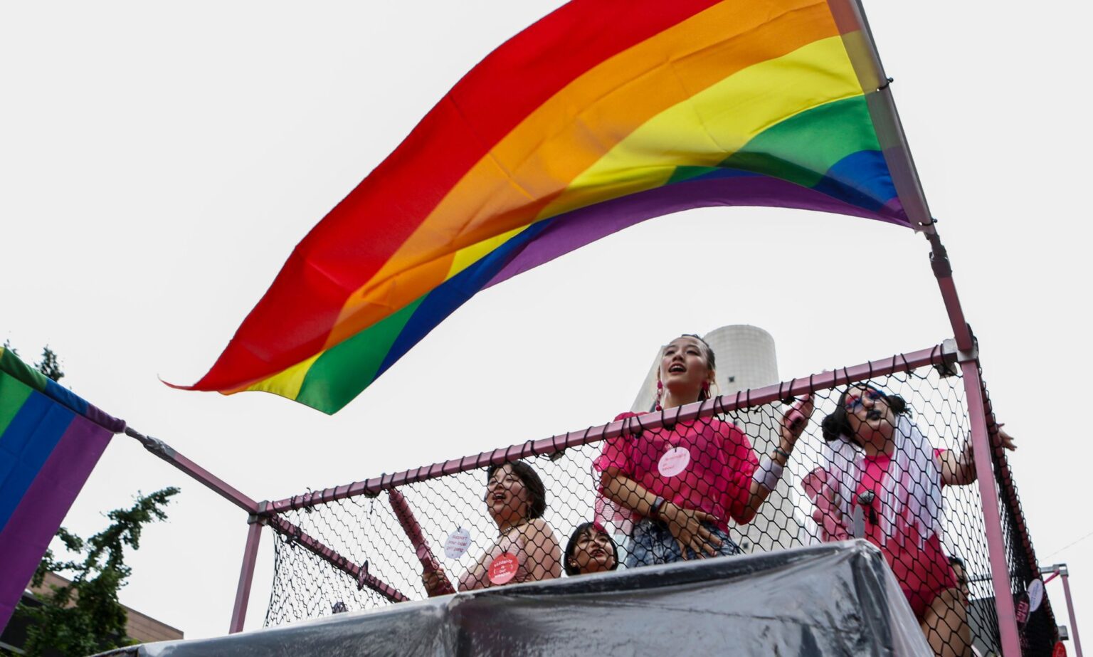 L’événement South Korea Pride bloqué en faveur d’un concert de jeunes chrétiens People hold up a rainbow LGBTQ+ Pride flag during a parade in South Korea