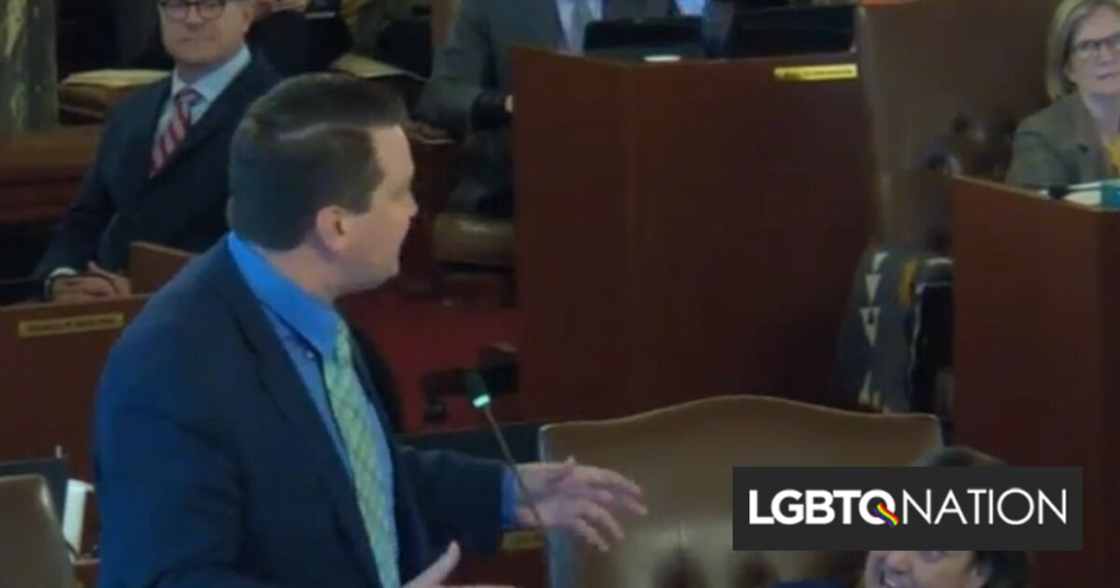 Les républicains enragés parlent des fourrures à l’école lors d’un débat au sol alors que leurs collègues rient Les républicains enragés parlent des fourrures à l'école lors d'un débat au sol alors que leurs collègues rient