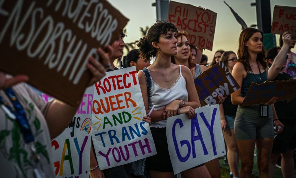 Les défenseurs des droits LGBTQ + se rassemblent pour protester contre Ron DeSantis et le projet de loi «Don't Say Gay» en signe de protestation
