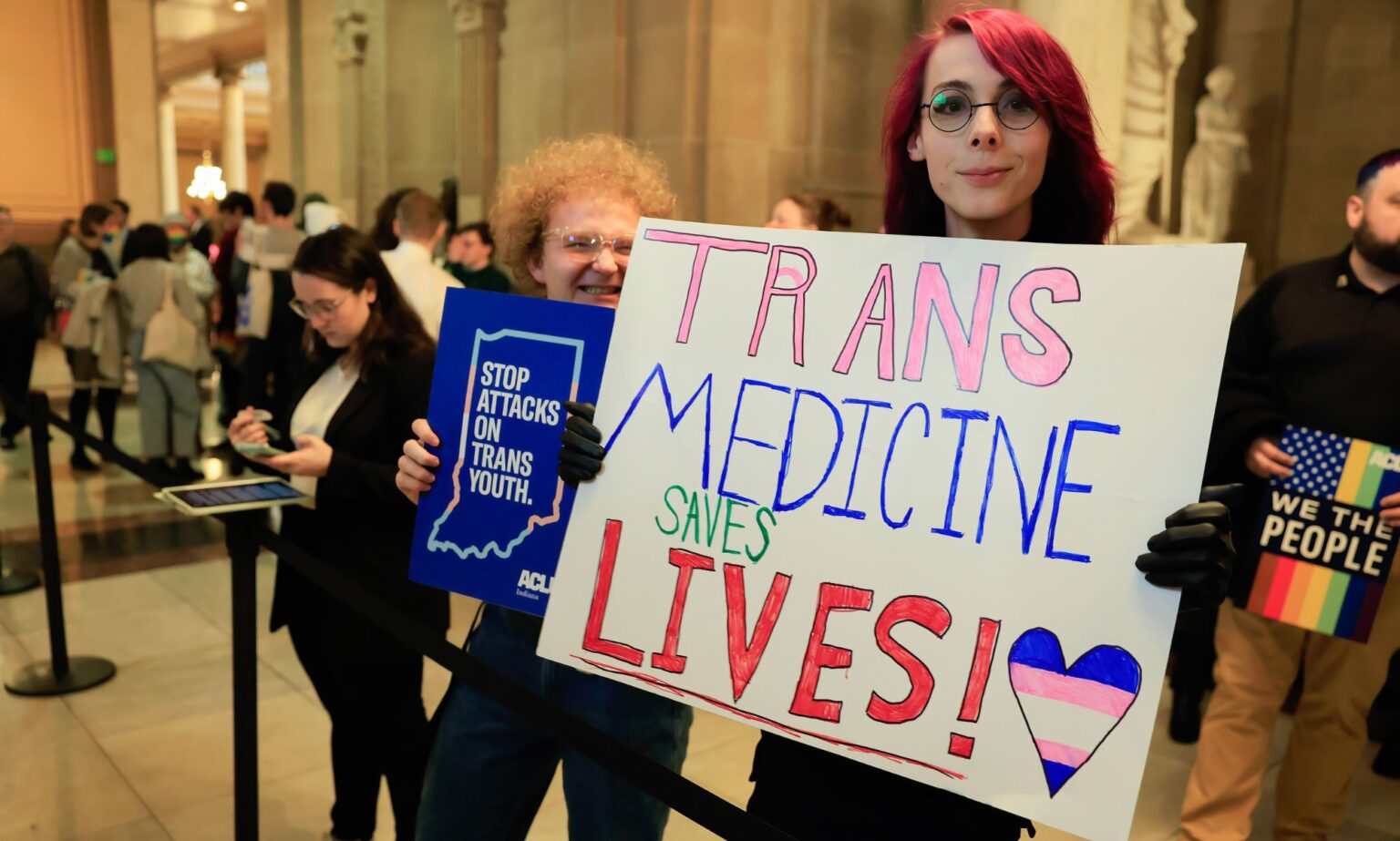 Un républicain gay prononce un discours émouvant après que le Missouri a adopté deux projets de loi anti-trans A person holds up a sign reading 'Trans medicine saves lives' during a protest in support of trans and non-binary people in the Indiana state capitol