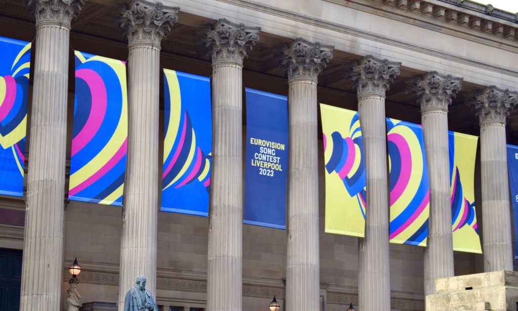 Liverpool organise le concours Eurovision de la chanson au nom de l'Ukraine.  Ici, une photo montre l'hôtel de ville de Liverpool avec une affiche de l'Eurovision dessus.